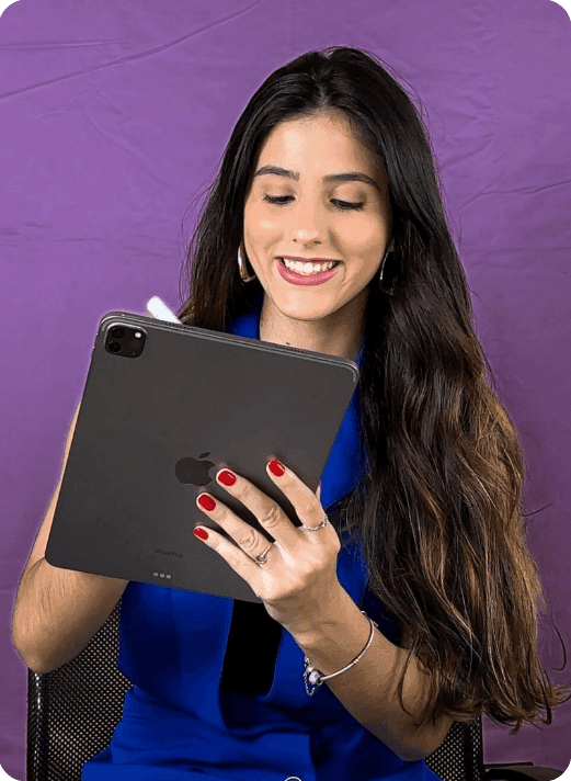 Letícia usando um tablet durante uma mentoria
