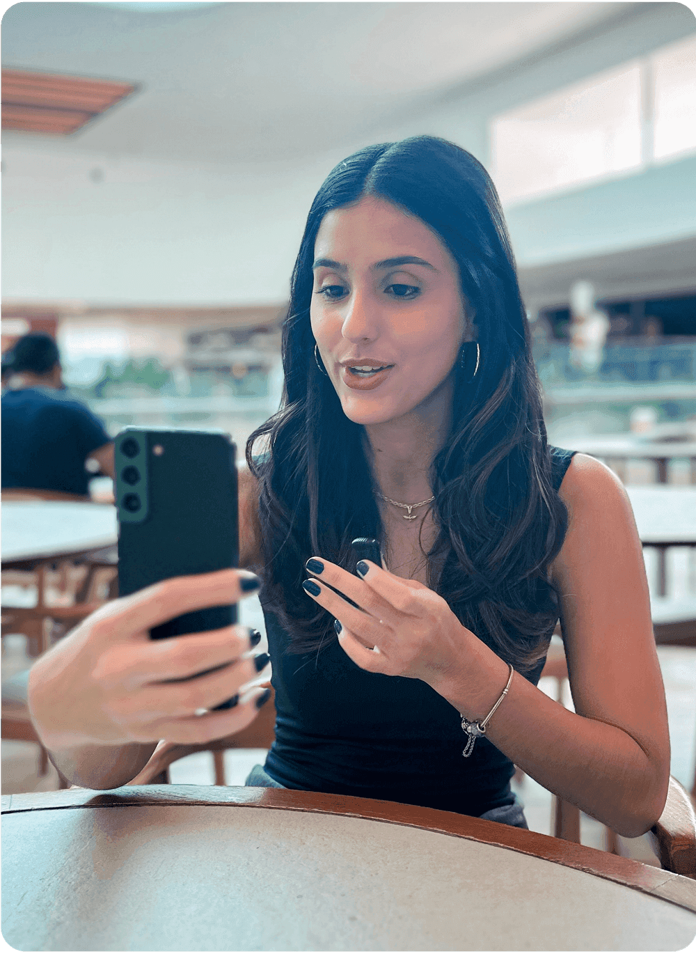Letícia gravando um vídeo com o celular